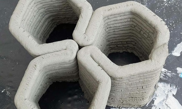 Jedna z 3D tlačených testovacích štruktúr z betónu s použitím oxidu grafénu.