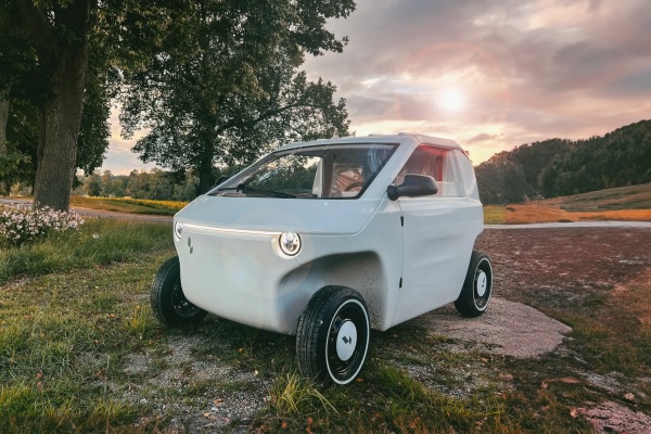 Malý a ľahký mestský elektromobil Luvly O s recyklovateľnou karosériou.
