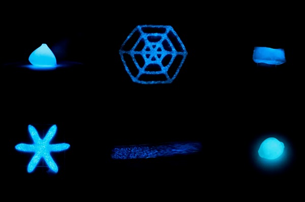Niektoré z 3D tlačených štruktúr vyrobených z bioluminiscenčného materiálu.