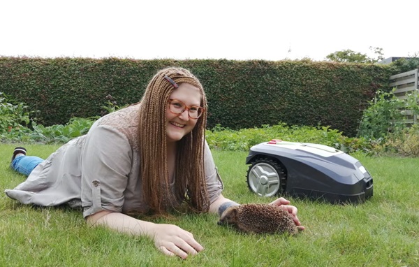 Dr. Sophie Lund Rasmussenová s ježkom a robotickou kosačkou.