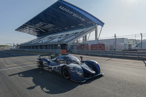 Technológia Next Generation Battery Pack bola nainštalovaná do elektrického pretekárskeho auta Revolution tímu InMotion, ktorý je súčasťou vývojového projektu, ktorého cieľom je súťažiť v budúcich vytrvalostných pretekoch 24 hodín Le Mans.