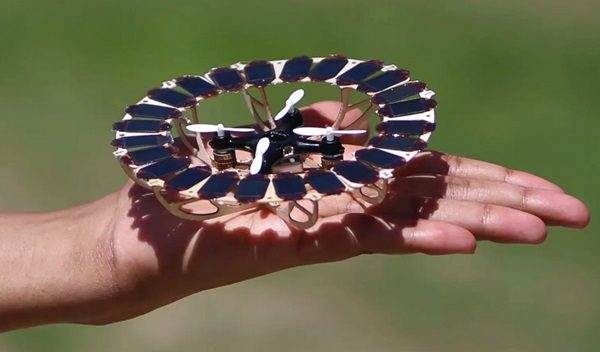 Vo svojej súčasnej inkarnácii trvá dronu Solar Hopper hodinu a 35 minút, kým sa úplne nabije prostredníctvom solárnych článkov, ak sú vypnuté všetky jeho elektrické funkcie.