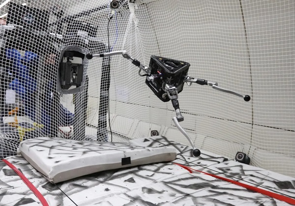 Robot SpaceHopper máva svojimi nohami, aby si udržal svoju orientáciu počas testovacieho letu s nulovou gravitáciou.