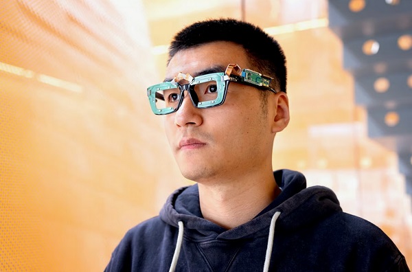Experimentálne okuliare s technológiami GazeTrak a EyeEcho pre sledovenie očí a výrazov tváre bez kamier.