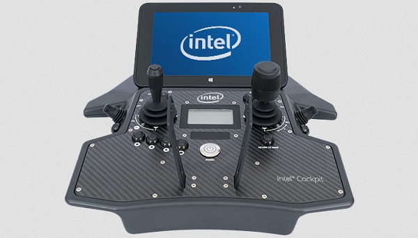 Súčasťou dronu Intel Falcon 8+ je aj pokročilé pozemné diaľkové riadiace centrum Intel Cockpit