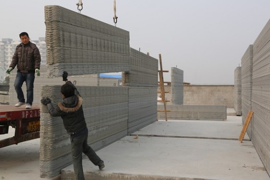 Bloky z cementu, z ktorých sa skladá dom z 3D tlače
