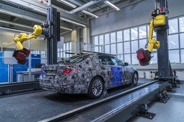 Automobilka BMW používa systém robotický ramien s optickými snímačmi pre skenovanie svojich vozidiel