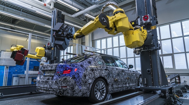 Systém robotických ramien s optickými snímačmi dokáže zoskenovať automobil BMW dvakrát rýchlejšie, ako tomu bolo doteraz