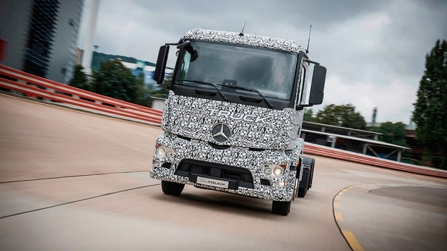 Elektrický kamión Mercedes-Benz eTruck poháňa trojica lítium-iónových batériových článkov s dojazdom do 200 kilometrov