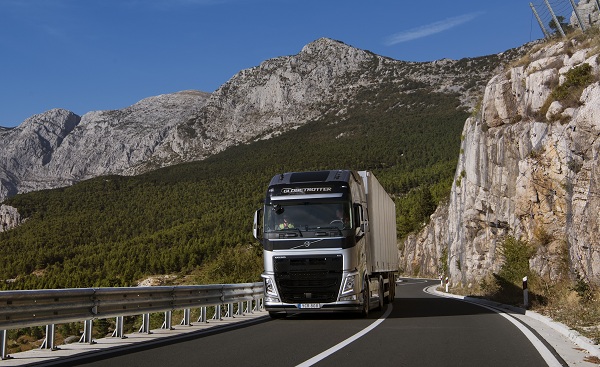 Dvojspojková prevodovka Volvo I-Shift umožní hladké radenie rýchlostných stupňov bez straty rýchlosti aj počas stúpania kamiónu do strmého kopca