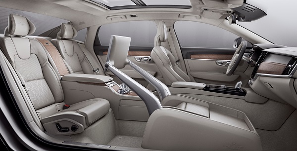Volvo S90 Excellence má namiesto sedadla pre spolujazdca umiestnenú viacúčelovú podnožku Lounge Console
