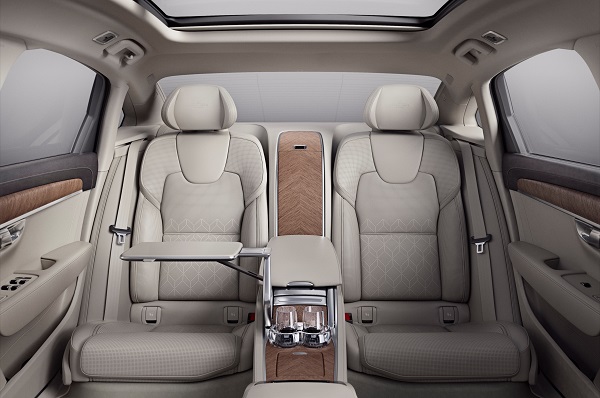 Sadné sedadlá v automobile Volvo S90 Excellence môžu počas dlhej jazdy poskytnúť masáž chrbta