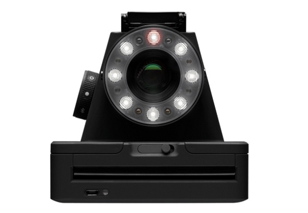 Instantný fotoaparát Impossible I-1 je vybavený kruhovým LED bleskom, ktorý lemuje objektív