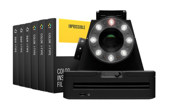 Instantný fotoaparát Impossible I-1 je dostupný aj v baleniach s filmom