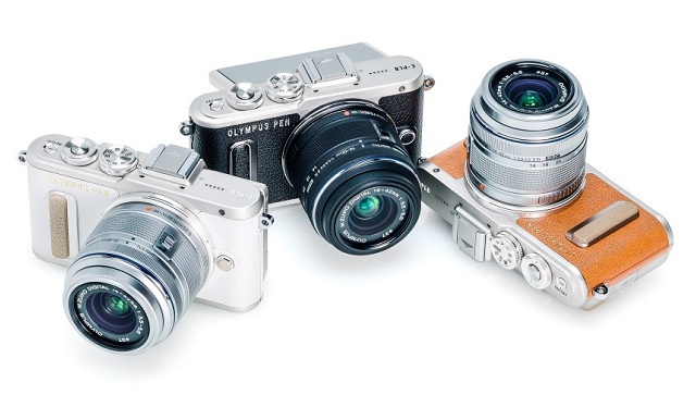 Fotoaparát Olympus PEN E-PL8 je dostupný v troch štýlových farebných prevedeniach