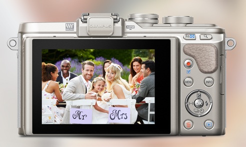 Fotoaparát Olympus PEN E-PL8 ponúka aj automatický režim iAUTO