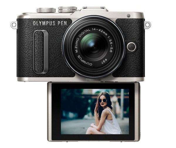 Fotoaparát Olympus PEN E-PL8 má výklopný displej pre selfie fotografie, ktoré môžete fotiť v rôznych kozmetických režimoch