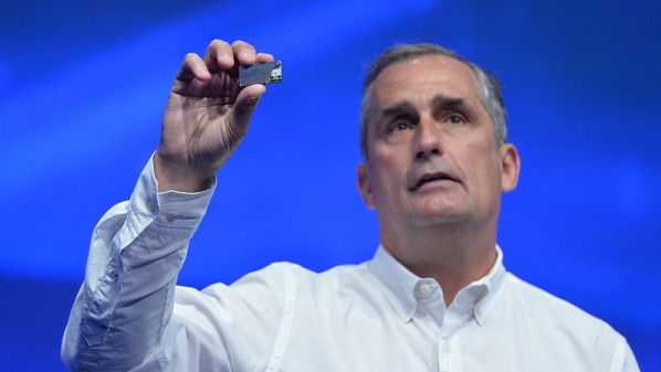CEO Intelu, pán Brain Krzanich predstavuje novú počítačovú platformu Joule