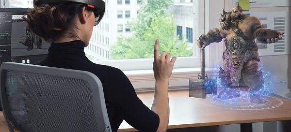 Headset Microsoft HoloLens je zatiaľ vo vývojovej fáze, no už teraz pomáha rôznym spoločnostiam