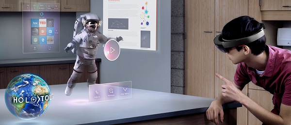 Headset HoloLens dokáže zobraziť a premiestňovať v miestnosti rôzne prvky z digitálneho sveta