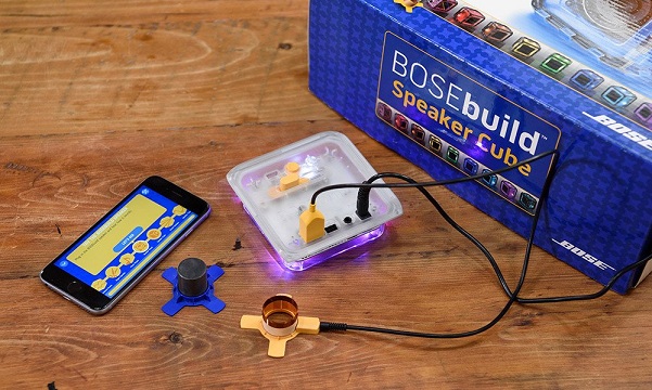 Deti si môžu poskladať vlastný bezdrôtový reproduktor Bose Speaker Cube a pochopiť, ako funguje dnešná moderná audio technika