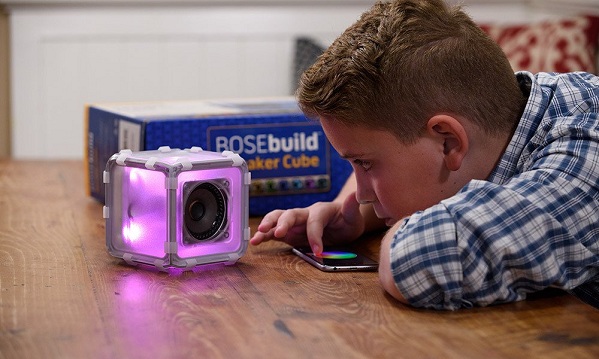 Bezdrôtový reproduktor Bose Speaker Cube môže svietiť rôzne farebným LED podsvietením