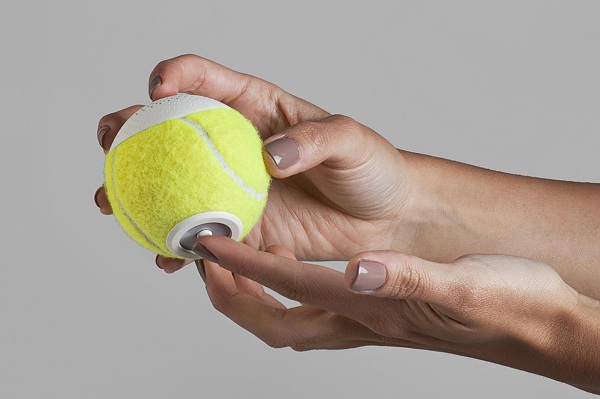 Na opačnej strane tenisovej loptičks s reproduktorom sa nachádza tlačidlo pre jeho zapnutie či vypnutie