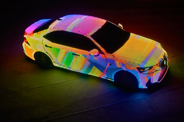 Automobilka Lexus pokryla sedan LIT IS svetelnými pásmy s viac ako 40 000 LED diódami