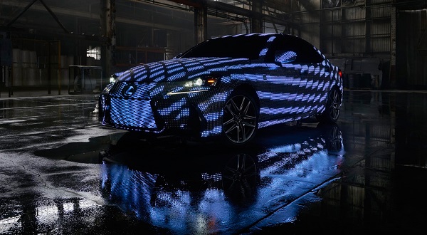 LED svetlá na vozidle Lexus LIT IS svietia v troch rôznych režimoch