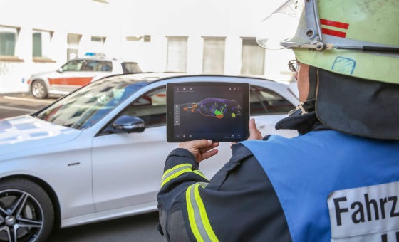 Aplikácia Rescue Assist App od automobilky Mercedes využíva prostredie rozšírenej reality (AR)