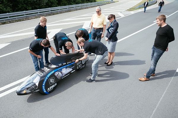 Tím mladých vývojárov TUfast Eco Team z Technickej univerzity v Mníchove zostrojil najviac efektívne elektrické vozidlo na svete