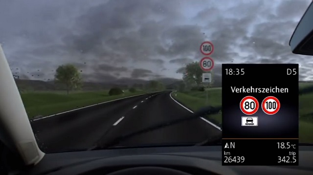 Volkswagen Dynamic Road Sign Display zobrazí upozornenie na dopravné obmedzenie na displeji v stredovej konzole, na prístrojovej doske či na head-up displeji