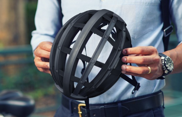Cyklistická prilba Fend má špeciálnu rámovú konštrukciu, ktorá umožní jej poskladanie na kompaktnú veľkosť pre prenášanie v taške či kabelke