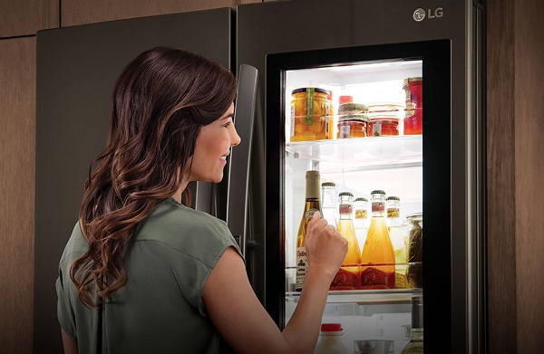 Priehľadný panel na chladničke LG Smart InstaView vám ukáže uskladnené potraviny