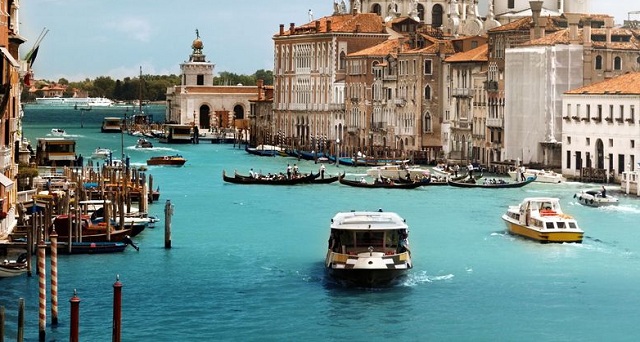 V Benátkach križuje v kanáloch viac ako 500 motorizovaných lodí, ktoré slúžia ako vodné taxi