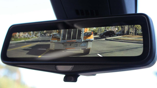 Spätné zrkadlo Gentex využíva systém troch kamier pre vytvorenie panoramatického obrazu