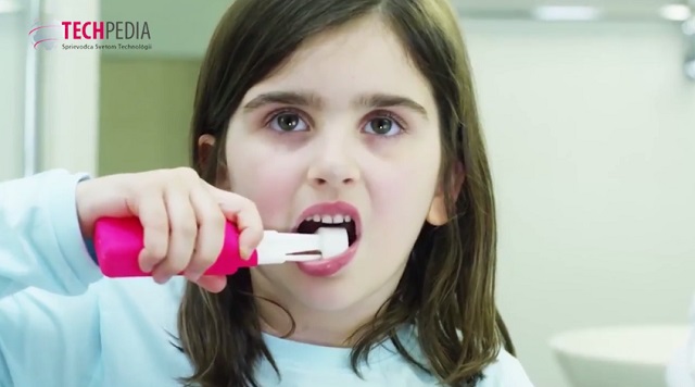 Inovatívna elektrická zubná kefka GlareSmile by mala dokázať dôkladne vyčistiť zuby za neuveriteľných 10 sekúnd