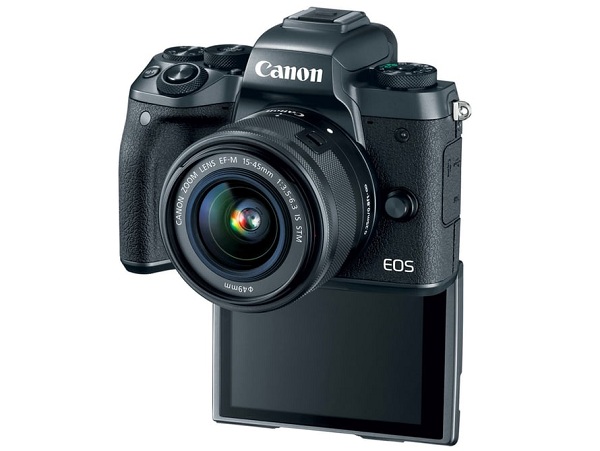 Bezzrkadlovka Canon EOS M5 má otočný LCD displej, ktorý môže pomôcť aj pri fotení obľúbených selfie
