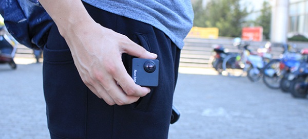 Kamera Nico360 sa pohodlne zmestí do vrecka