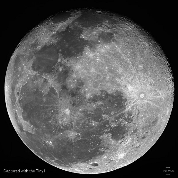 Záber na mesiac vyfotený fotoaparátom TinyMOS Tiny1