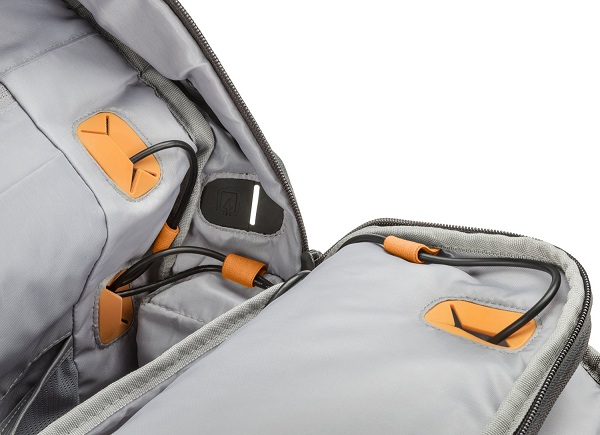 Batoh HP Powerup Backpack má šikovne rozlmiestnenú kabeláť, ktorá vedie zo záložnej batérie
