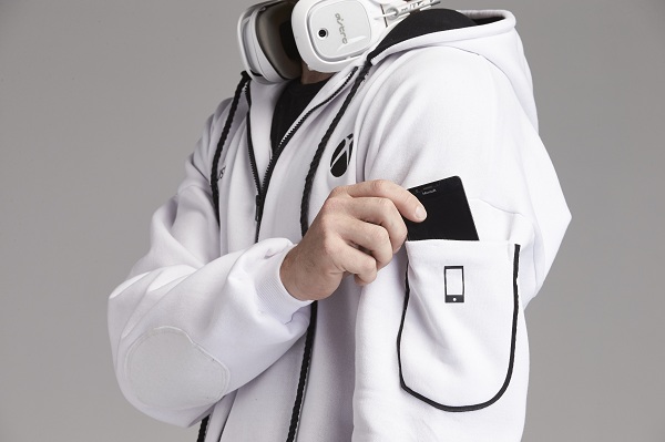 Mikina s kapucňou Xbox Onesie má aj vrecko na ľavom rukáve pre rýchly prístup k mobilnému telefónu