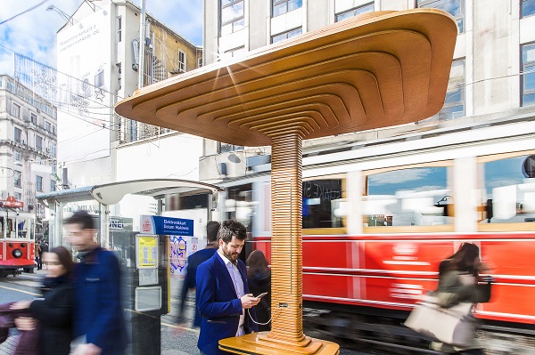Spoločnosť Verisun nainštalovala v Istanbule dizajnový solárny stĺp pre nabíjanie mobilných zariadení