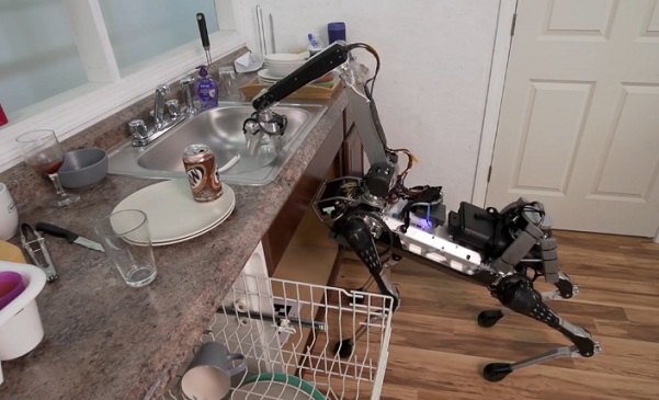 Štvornohý robot SpotMini dokáže uložiť špinavý riad do umývačky alebo vložiť smeti do koša