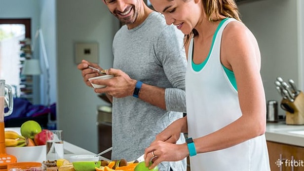 Fitness náramok Fitbit Charge 2 má väčší a prehľadnejší displej a prináša možnosť sledovania rôznych športových aktivít