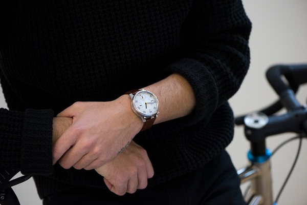 Nositeľné zariadenie Moskito v sebe spája analógové inteligentné hodinky a cyklometer