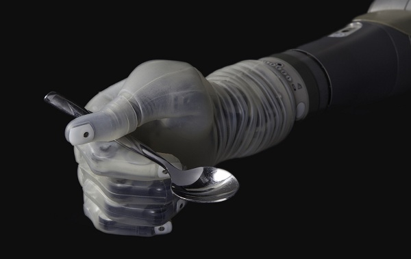 Motorizovaný systém bionickej paže LUKE sa môže pochváliť až 10 stupňami voľnosti