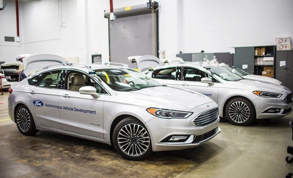 Nové autonómne skúšobné vozidlo Ford Fusion Hybrid Development Vehicle používa menej nápadné senzory