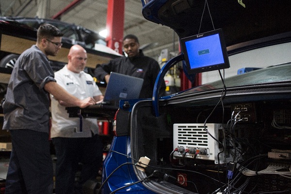 Autonómne skúšobné vozidlo Ford Fusion Hybrid Development Vehicle využíva nové a efektívnejši senzory LIDAR spolu s vylepšeným počítačovým hardvérom