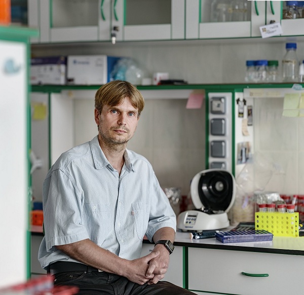 Vedeckému tímu na Univerzite Komenského v Bratislave sa pod vedením doc. Mgr. Juraja Gregáňa, PhD. (na obrázku) podarilo objaviť nový proteín, ktorý umožňuje opraviť poškodenú DNA a umožňuje sexuálne rozmnožovanie